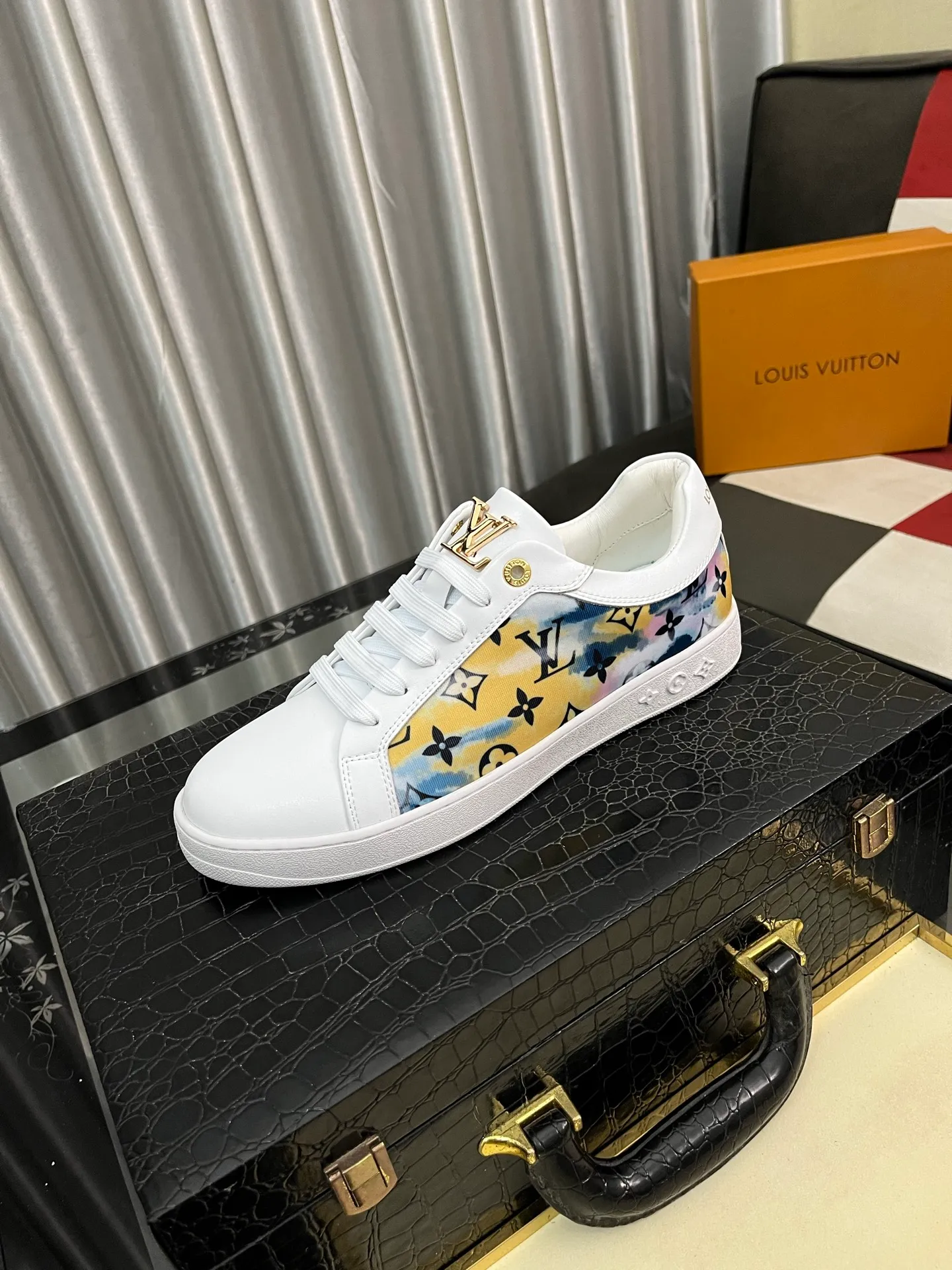 Men's shoes💰400⌚️⌚️"LV" latest men's casual shoes, genuine leather lining, rubber wear-resistant outsole, fine lines and beautiful strips, not too much decoration, European and American style, comfortable and high-end, code number: 38 to 44 45 can be customized, 3️⃣colors are available